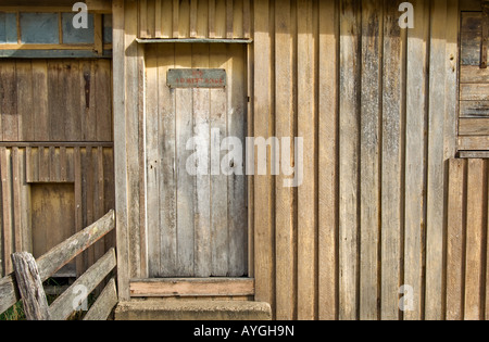 kein Zutritt in dieses alte Holztür Stockfoto