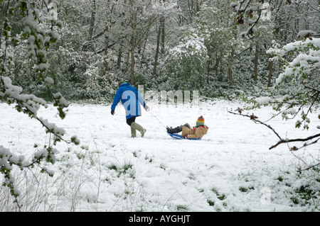Ein Kind auf einem Schlitten gezogen wird Stockfoto