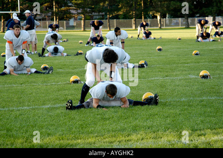 Mit Übungen Aufwärmen Fußball-Spieler vor dem Spiel in einem Spiel Stockfoto