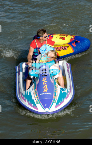 Familie Spaß Bootfahren auf dem Wasser zusammen Stockfoto