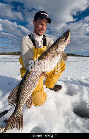 EIS ANGELN GROßE HECHTE AUS NÖRDLICHEN ONTARIO SEE Stockfoto