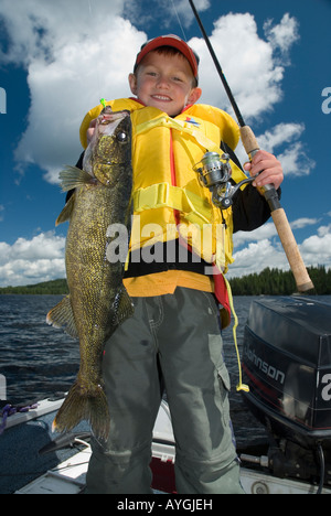 Junge mit Zander am nördlichen Ontario-See Stockfoto