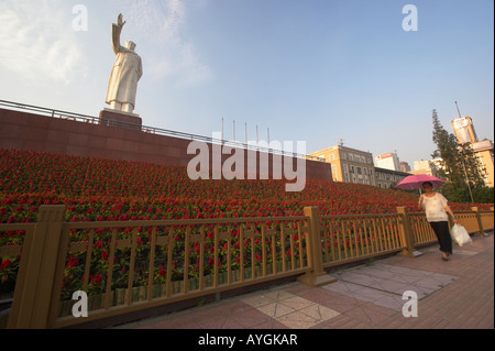 Frau zu Fuß vorbei an Mao Zedong Statue auf Tianfu Platz, Chengdu, China Stockfoto