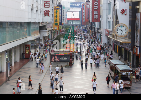 Käufer zu Fuß entlang der Fußgängerzone, Chengdu, China Stockfoto