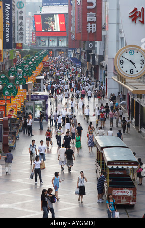 Käufer zu Fuß entlang der Fußgängerzone, Chengdu, China Stockfoto