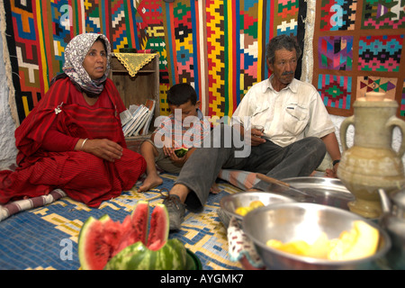 Frau unterhält mit Mann und Kind in ihren unterirdischen Berber Höhlenwohnungen Höhle Hause Matmata Tunesien Stockfoto