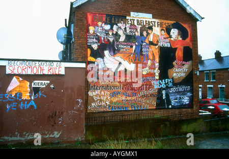 Political Straße Wandmalereien im katholischen Bereich die fällt Road West Belfast in Nordirland Stockfoto