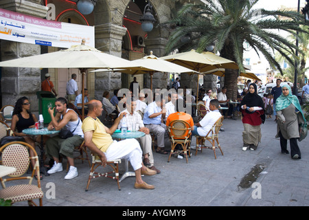 Café im Freien auf der Avenue Habib Bourguiba in der Nähe der Medina Tunis-Tunesien Stockfoto