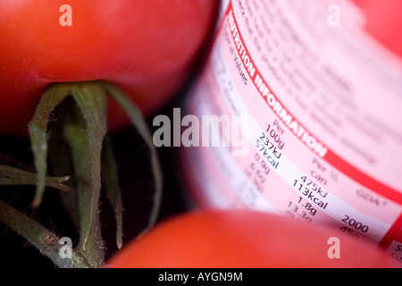 Beschriftung auf Etiketten von Lebensmitteln Zutaten können Tomatensuppe mit frischen Tomaten im Hintergrund ernährungswissenschaftlichen Informationen anzeigen Stockfoto