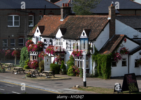 Traditionelles englisches öffentliches Haus mit hängenden Blumenkörben The Plough Und Harrow Southdown Harpenden Hertfordshire, Großbritannien Stockfoto