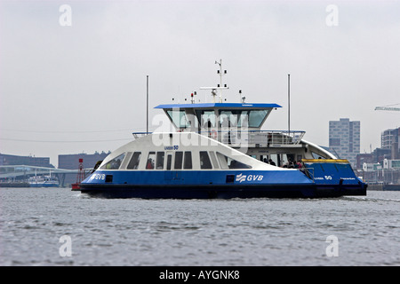 Laufwerk auf Laufwerk von Fähre Amsterdam Niederlande Stockfoto