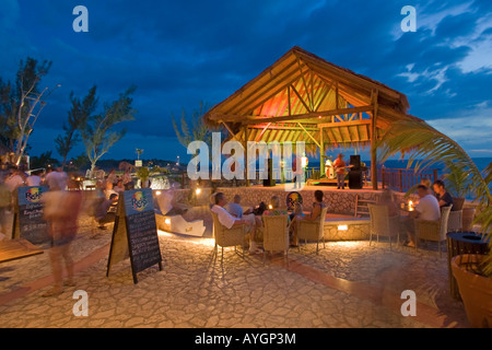 Jamaika Negril Ricks Cafe öffnen Luft Bar Aussichtspunkt am Sonnenuntergang Reggae-Band spielen Stockfoto