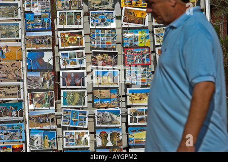 Männliche Fußgänger geht große Urlaub Postkarte Rack Sousse Tunesien Stockfoto