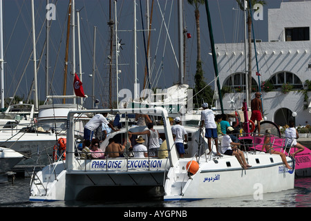 Paradies-Ausflug-Segel-Katamaran lässt Kantaoui Marina auf Vergnügen Kreuzfahrt Tunesien Stockfoto