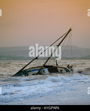 Yacht, am Strand von Exmouth, Devon in Sommersturm 2007 Schiffbruch Stockfoto