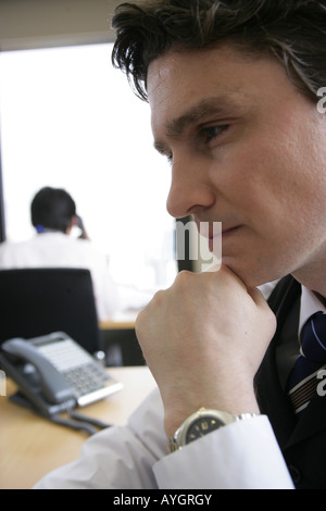 Geschäftsmann am Arbeitsplatz Stockfoto