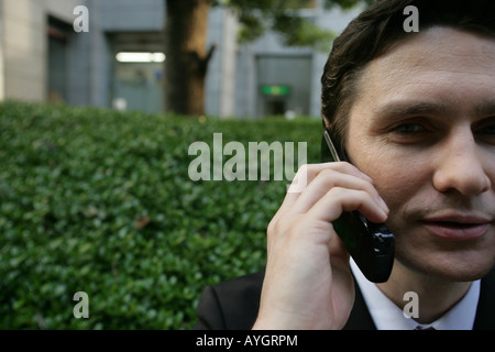 Porträt der Geschäftsmann mit Handy im freien Stockfoto