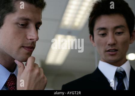 Zwei Geschäftsleute lesen Stockfoto