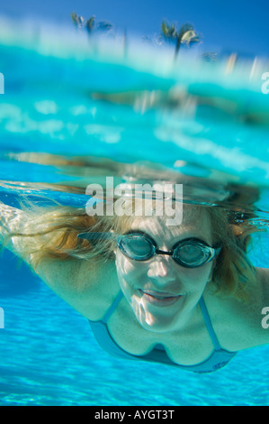 Frau mit Brille unter Wasser Stockfoto
