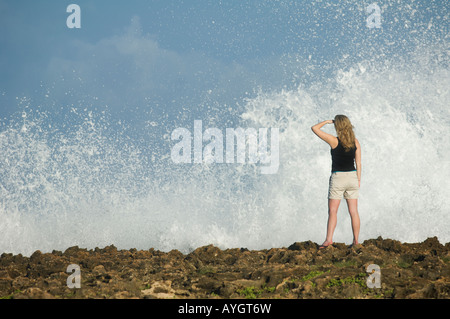 Frau, Blick auf Meer, Oahu, Hawaii, Vereinigte Staaten von Amerika Stockfoto