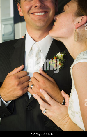 Nahaufnahme von Braut Bräutigam küssen Stockfoto
