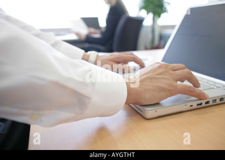 Geschäftsmann mit Laptop im Büro, Nahaufnahme Stockfoto