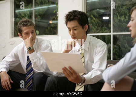 Drei Unternehmer treffen Stockfoto