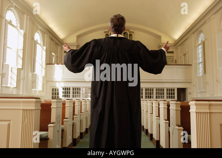 Priester mit Kirche erhobenen Armen Stockfoto