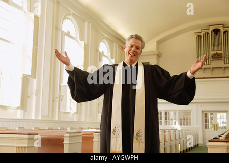 Priester mit Kirche erhobenen Armen Stockfoto