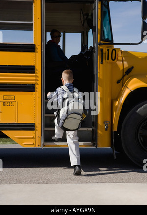 Junge immer auf Schulbus Stockfoto