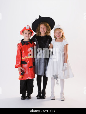 Kinder in Halloween-Kostümen gekleidet Stockfoto