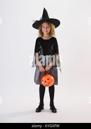 Mädchen in Hexe Halloweenkostüm gekleidet Stockfoto