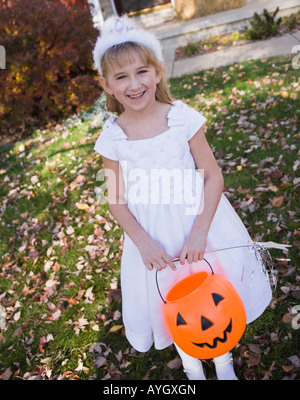 Mädchen in Prinzessin Halloweenkostüm gekleidet Stockfoto