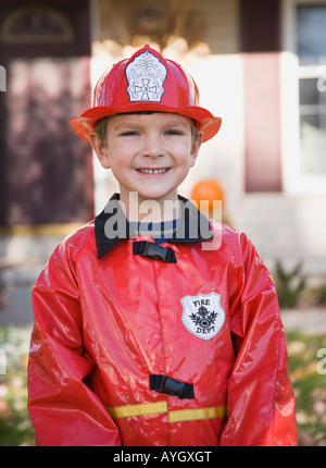 Junge in Fireman Halloweenkostüm gekleidet Stockfoto