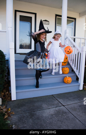 Mädchen in Hexe und Prinzessin Halloween-Kostüme Stockfoto