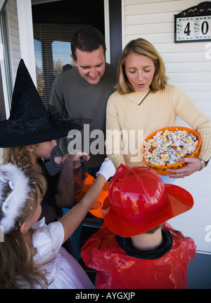 Kinder in Halloween Kostüme, Süßes oder Saures Stockfoto