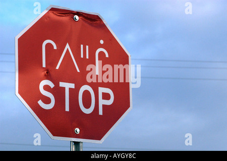 Stop-Schild in Muttersprache Cree in nördlichen Quebec Kanada Stockfoto