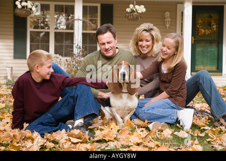 Familie Petting Hund im freien Stockfoto