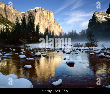 USA - Kalifornien: El Capitano und Merced River im Yosemite National Park Stockfoto