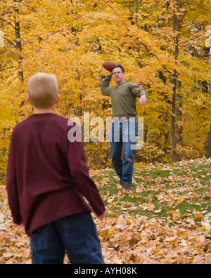 Vater und Sohn im freien fangen spielen Stockfoto