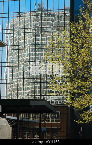 Reflexion in modernen Bürogebäude breite Straße Birmingham England UK Bäume im Frühjahr in einer städtischen Umgebung Stockfoto