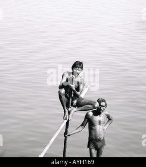 Fluss Ganges in Varanasi Benares in Uttar Pradesh in in Indien in Südasien.  Menschen Armut Reportage Stockfoto