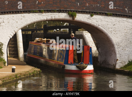 Schmale Boot unter einer Kanalbrücke an Stocker Schleuse am Grand Union Canal in der Nähe von Rickmansworth, Herts. Stockfoto