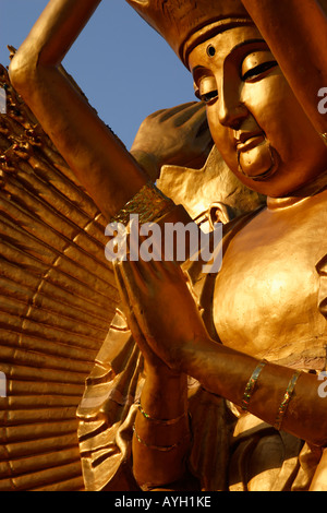 Hände von 1000 Arme Guan Yin Buddha im Gebet Stockfoto