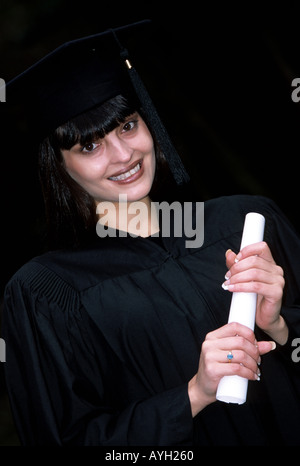 Stolz auf Uni-Absolvent mit Diplom-Modell veröffentlicht Stockfoto