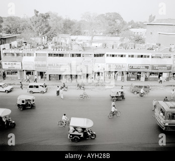 Reisen Fotografie - Straßenszene in Connaught Circus in Neu Delhi in Indien in Südasien. Personen Transport Landschaft Stockfoto