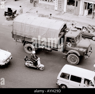 Reisen dokumentarische Fotografie - Connaught Circus in Neu Delhi in Indien, Südasien. Personen Transport-LKW Auto Vespa Moped Reportage Bildjournalismus Stockfoto