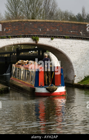 Schmale Boot unter einer Kanalbrücke an Stocker Schleuse am Grand Union Canal in der Nähe von Rickmansworth, Herts. Stockfoto