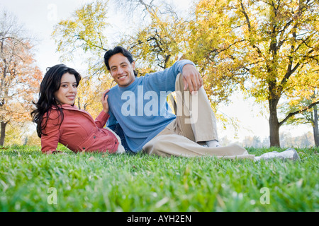Paar, sitzen, Gras Stockfoto