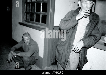 Zwei Männer, die Rauchen vor einem Pub in Irland bald nach der Einführung des Rauchverbots in 2004 Stockfoto